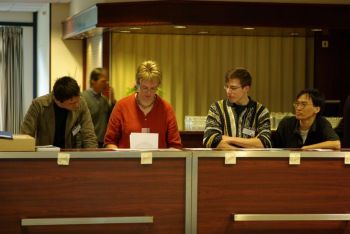 (ki-ka) Christopher Bonnett, Ilse van Bemmel, Mark den Brok, dan Tri L. Astraatmadja di meja registrasi.